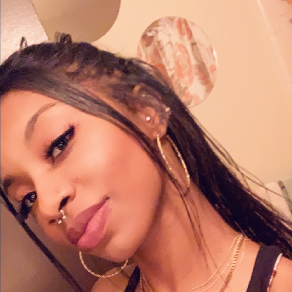 Meet your Posher, Desha